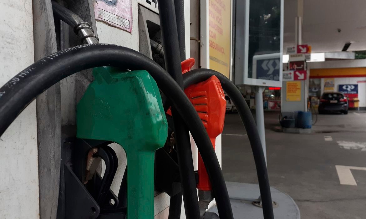Gasolina sobe 5% a partir de hoje (29) Foto: Agência Brasil