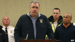 O chefe de polícia de Boston, Ed Davis, pediu que todos enviassem fotos que fizeram na área das explosões