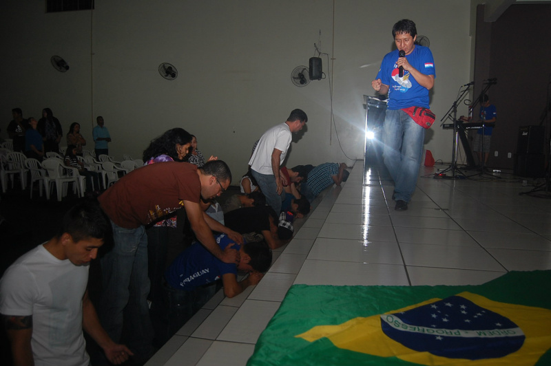 Igreja Sara Nossa Terra de Amambai uniu duas nações em culto Culto teve grande quebrantamento, cura e milagres.