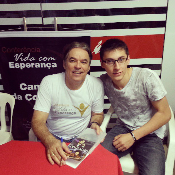 Igreja Sara Nossa Terra de Amambai uniu duas nações em culto Jovem amambaiense Wilson Lima com fundador da Sara Nossa Terra Bispo Robson Rodovalho em conferência na capital.