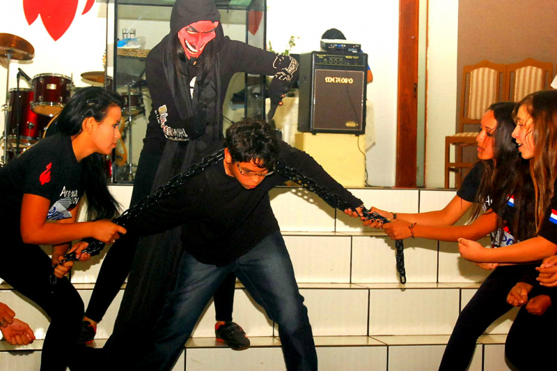 Igreja Sara Nossa Terra de Amambai uniu duas nações em culto Teatro com jovens paraguaios visando a libertação de alma.