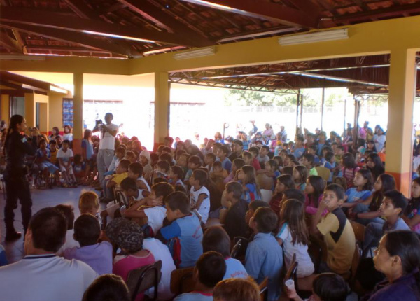 Palestra sobre drogas pela Soldado Dayse Anne, instrutora do Proerd em Coronel Sapucaia.