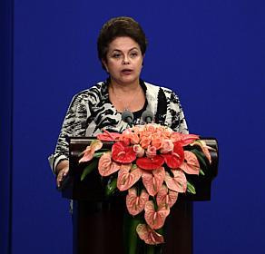 Dilma Rousseff durante visita à China; presidente do Brasil preocupada com obras para a Copa de 2014. (Jason Lee/Reuters)