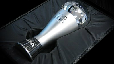 Em novo prêmio, Fifa deve coroar ano perfeito de Cristiano Ronaldo O troféu do novo prêmio da Fifa está à espera de Cristiano Ronaldo, Messi ou Griezmann (Foto: Divulgação)