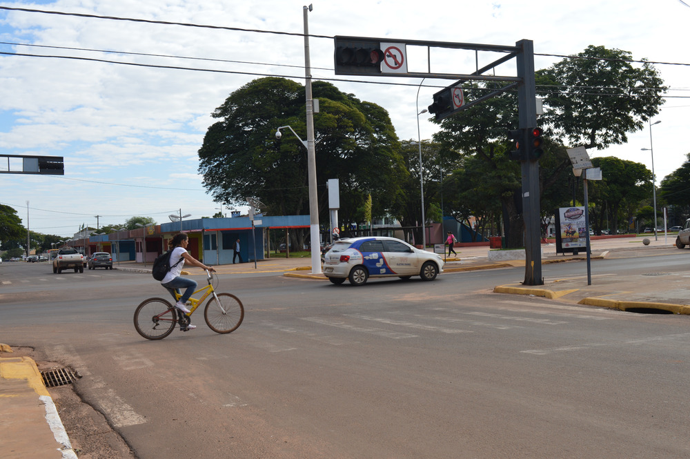 Desgastadas e apagadas, faixas de trânsito em Amambai colocam pedestres em risco Faixa de pedestre na rua Marechal Floriano / Foto: Moreira Produções