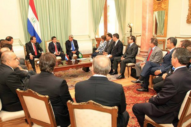 Líderes e empresários rurais em reunião com os paraguaios.