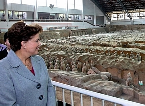 'É a oitava maravilha do mundo', disse a presidente sobre o Exército de Terracota. (Roberto Stuckert Filho/Divulgação)