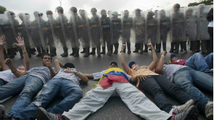 Maduro e Capriles trocaram acusações sobre o que provocou a violência em Caracas