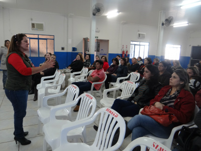 Presidente do Simted, Olga Mariano, durante reunião com servidores / Foto: Assessoria