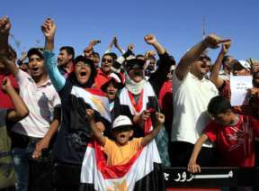 Retribuição. Egípcios protestam diante do hospital onde estava internado o ex-ditador Hosni Mubarak, em Sharm el-Sheikh (STR/AFP- 13/04/2011)
