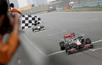 AMEAÇA. Com vitória do inglês Lewis Hamilton, que tem 47 pontos, tornou-se uma ameaça para o alemão Sebastian Vettel, que lidera o campeonato com 68 pontos. Foto: Andy Wong/AP
