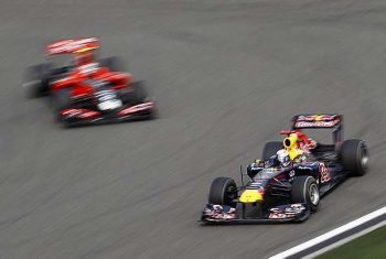 Sebastian Vettel, da Red Bull, ultrapassando o brasileiro Felipe Massa no GP da China. Foto: Carlos Barria/Reuters
