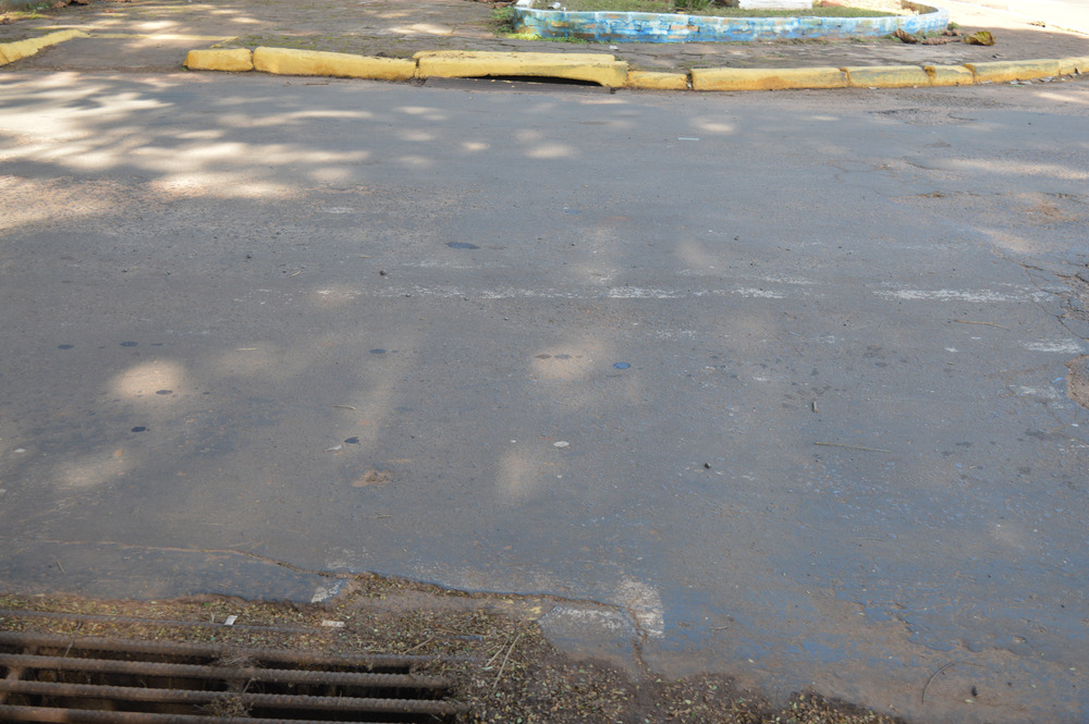 Desgastadas e apagadas, faixas de trânsito em Amambai colocam pedestres em risco Faixa de pedestre praticamente apagada na rua Duque de Caxias, próximo ao Delgado Engenharia / Foto: Moreira Produções