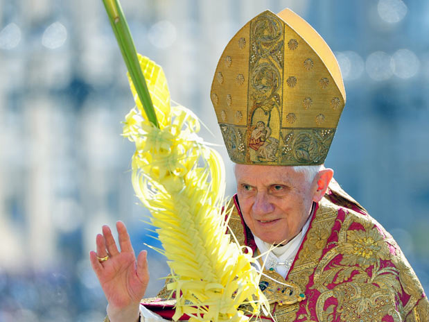 Bento XVI segura ramo durante solenidade na Praça de São PedroFoto: AFP