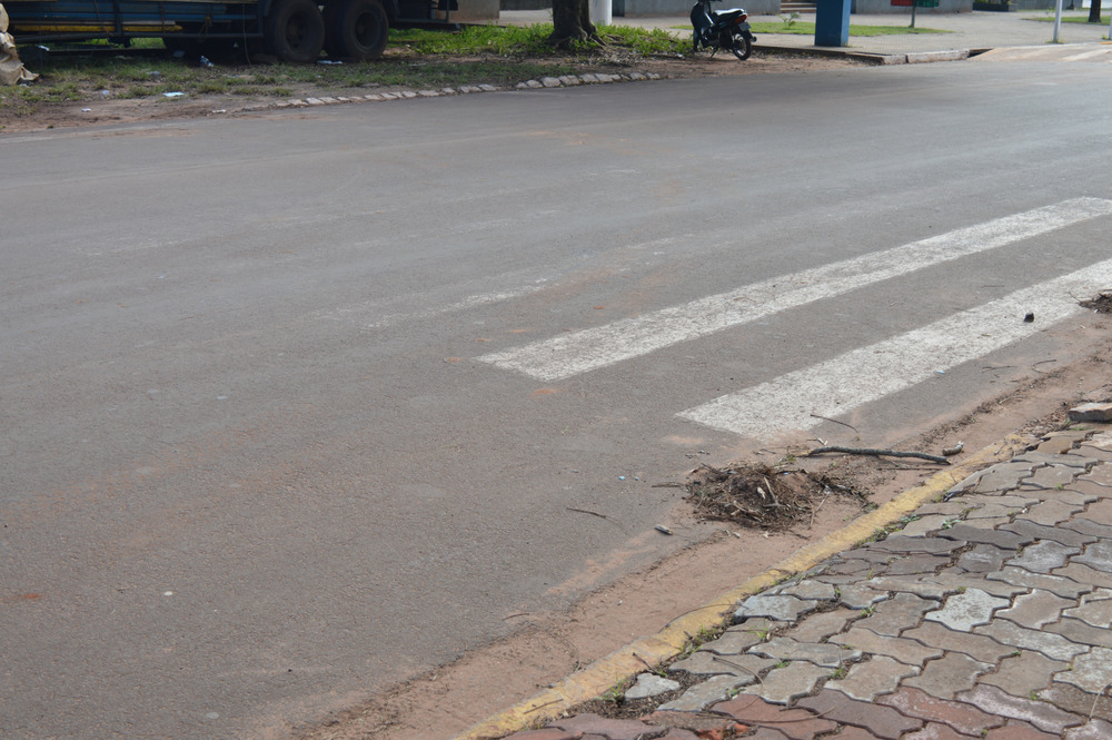 Desgastadas e apagadas, faixas de trânsito em Amambai colocam pedestres em risco Restos da faixa de pedestre na rua Dom Pedro II, próximo ao INSS / Foto: Moreira Produções