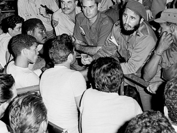Em estádio de Havana, Fidel Castro conversa com os invasores presos na Baía dos PorcosFoto: AP