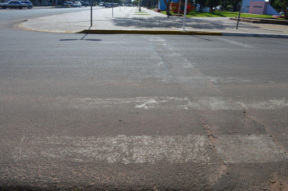 Desgastadas e apagadas, faixas de trânsito em Amambai colocam pedestres em risco Faixa de pedestre próximo à praça Cel. Valêncio de Brum, onde há diariamente um grande fluxo de veículos