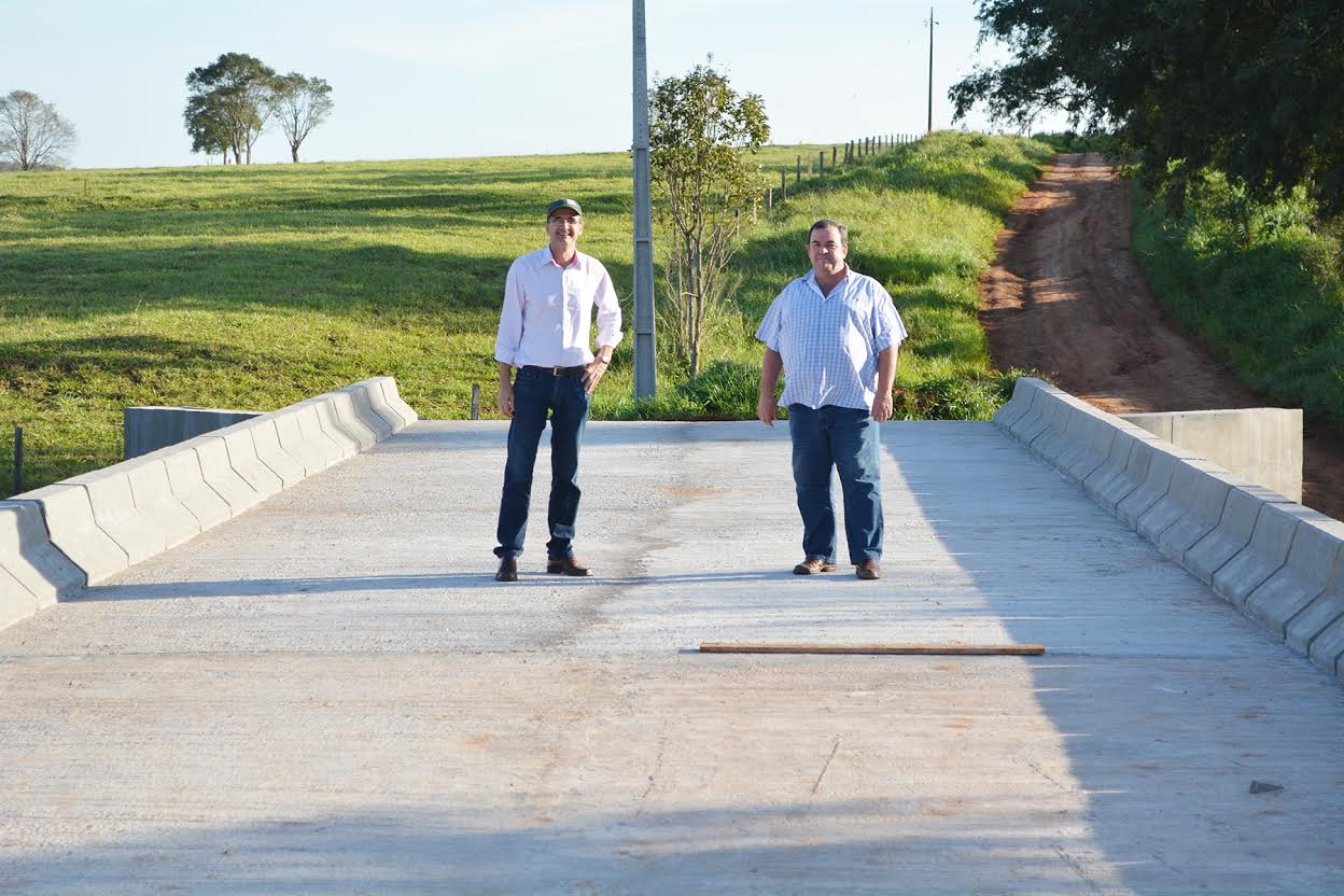 Dilmar Bervian e Dirceu Lanzarini durante a visita a ponte de concreto armado sobre o rio Jogui, na região da pedreiraFotos: Felipe Schinaider