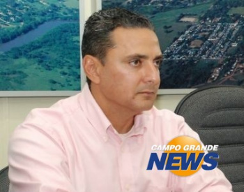 O prefeito de Aquidauana, afastado pela Justiça, diz estar sendo vítima de trama criminosa. 