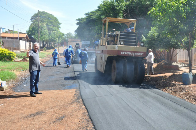 Quase R$ 2 milhões serão investidos em obras de pavimentação em Amambai Deputado Geraldo Resende acompanha obras de asfalto que ele viabilizou.