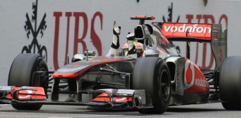 Hamilton ultrapassou Vettel nas voltas finais e conquistou a vitória em Xangai.