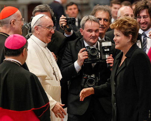 Dilma vai convidar papa Francisco para a Copa do Mundo A presidenta fica em Roma até domingo (23), quando haverá uma missa do chefe da Igreja Católica com os cardeais