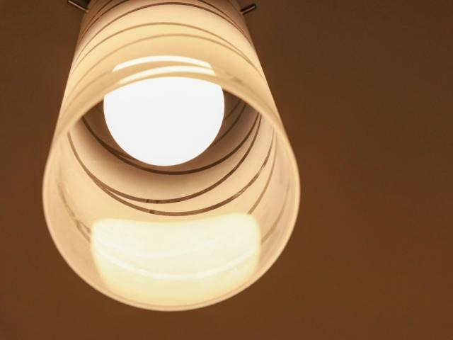 Consumidor deve ficar atento ao uso de energia elétrica durante o horário de pico (Foto: Henrique Kawaminami/Arquivo)