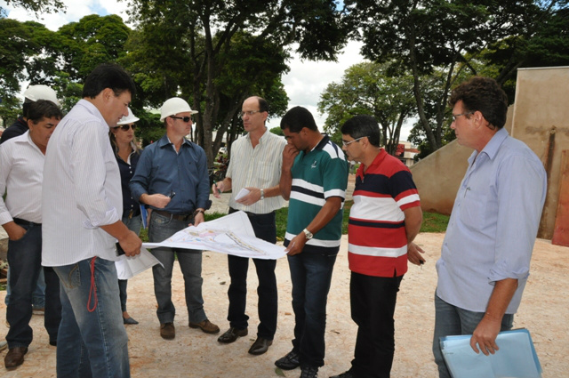Prfeito e vereadores de Amambai vistoriaram a obra da praça Cel. Valêncio de Brum.