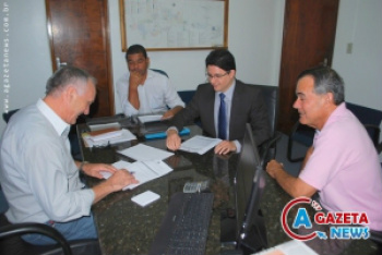 Projeto Defensoria e Câmaras Unidas pela Cidadania beneficia povo de Amambai Defensor Público, Marcelo Marinho, reunido com membros da mesa diretora do legislativo de Amambai / Foto: Assessoria
