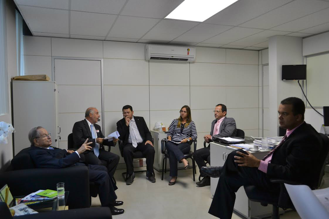 Figueiró ressaltou as dificuldades enfrentadas por prefeitos que sofrem com o problema da trafegabilidade para escoar a produção agropecuária, especialmente em época de chuva, quando muitas pontes caem.