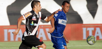 Vasco empata com Olaria Diego Souza disputa a bola com zagueiro do Olaria no empate deste domingo.