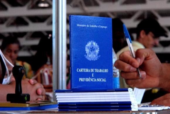Idosos com carteira assinada chegaram a 7,66 milhões em 2015 