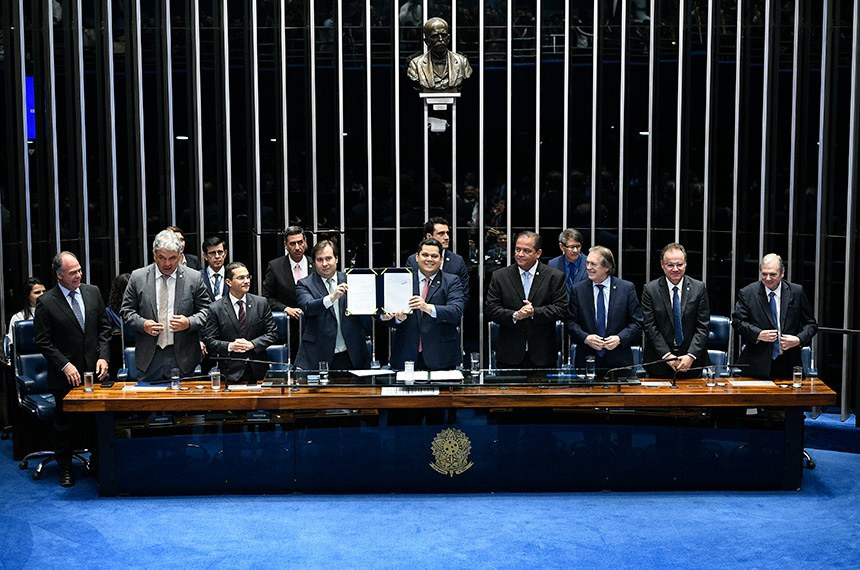 Os presidentes da Câmara, Rodrigo Maia, e do Senado, Davi Alcolumbre, na promulgação da reforma / Foto: Agência Senado