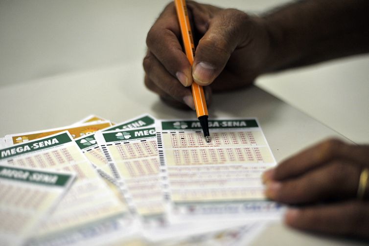 As apostas podem ser feitas pela internet ou nas casas lotéricas até as 19h de sábado - Arquivo/Agência Brasil