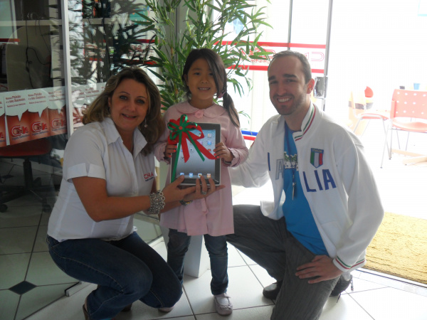 A aluna Khauany Saito com a supervisora Lurdes Marsaro e o coordenador pedagógico do CNA, Murilo Augusto.