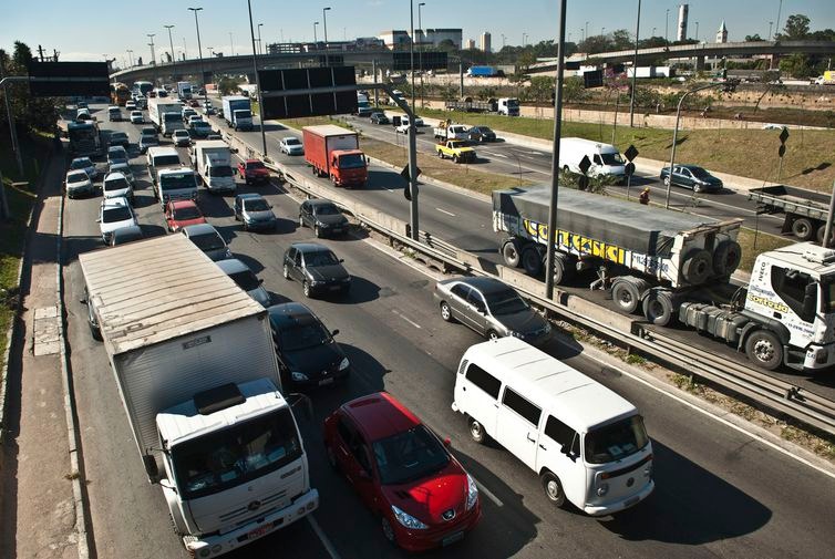 Sancionada lei que cassa habilitação de condenado por contrabando Cassação da carteira de habilitação atingirá motoristas condenados pelos crimes de contrabando, receptação e descaminho (Arquivo/Marcelo Camargo/Agência Brasil)