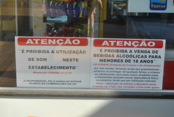 A lei está bem clara e exposta em vitrine da conveniência.