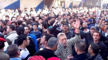 Forças sírias atiram contra multidão que participava do enterro de um manifestante