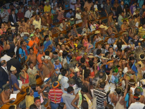 Centenas de índios invadiram, nesta tarde, o plenário da Câmara dos Deputados, tomaram as cadeiras dos parlamentares. Muitos deles estão em pé.