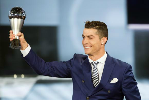 O português Cristiano Ronaldo leva o prêmio de melhor jogador do ano da Fifa (Foto: Divulgação)