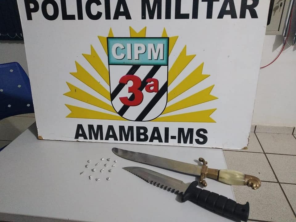 Durante revista pessoal, foram encontradas duas facas e 15 papelotes de crack / Foto: Polícia Militar
