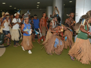 Índios deixam plenário da Câmara e negociam com presidente