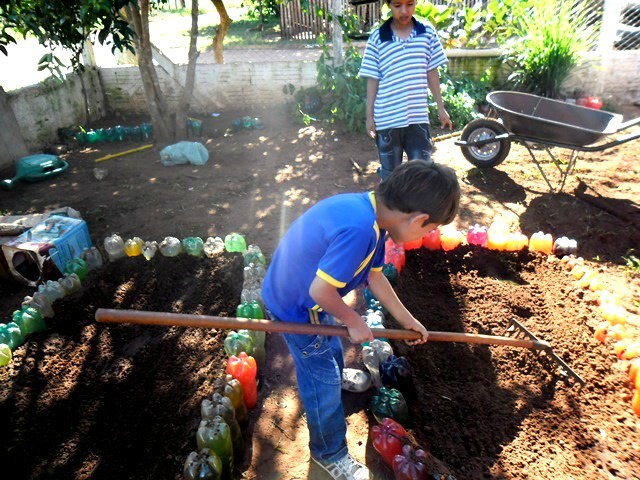Atividade de agroecologia viabilizou produção de uma horta pelos alunos. 