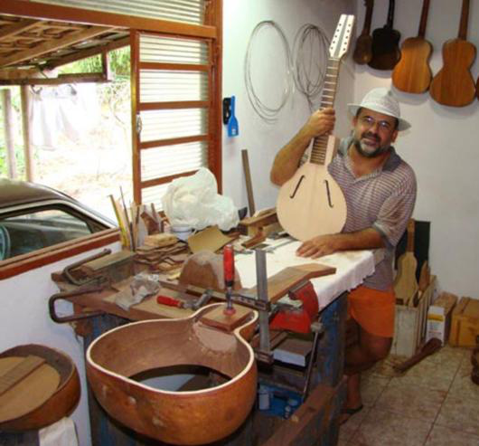 O violeiro Levi Ramiro trará para a ACultura o curso de violas em porongo.