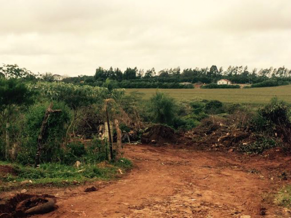 Vereador Luciney denuncia formação de lixão na cidade de Amambai O depósito de lixo está sendo formado nas proximidades do conjunto Alcindo Franco Machado / Foto: Assessoria