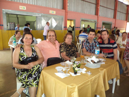 Com amigos em um evento social da cidade.