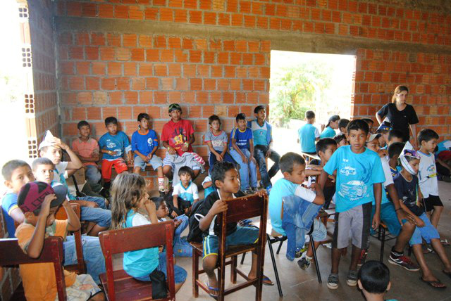 Por falta de espaço na escola, os alunos do Mais Educação utilizam o barracão da Pastoral da Criança no Conjunto Habitacional Nossa Senhora Aparecida.