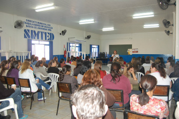 Trabalhadores na área de Educação de Amambai reunidos em assembleia no Simted, na terça-feira, dia 16 / Foto: Moreira Produções
