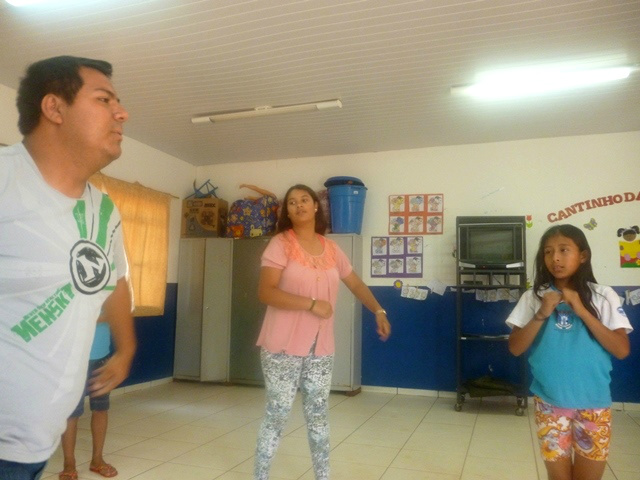 O monitor João Paulo trabalha dança com os alunos.
