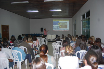 Médica veterinária, Luciana Weber, durante palestra para produtoras rurais de AmambaiFoto: Moreira Produções